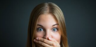 Kosenamen in der Kennenlernphase: So manövriert man(n) sich ins Aus! Frau mit Hand vorm Mund