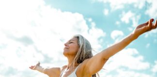 Gesund 90 oder 100 Jahre alt werden: Mediziner erklärt, wie es gelingen kann Frau breitet Arme aus
