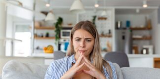 Über Kennenlernphase im Netz abstimmen lassen: Unsicherheit beim Onlinedating ist groß Frau am Laptop