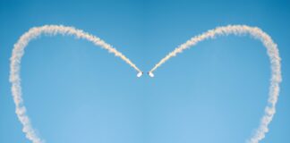 Ja-Wort in der Luft: Rekord-Fallschirmspringerin heiratet in den Wolken Herz am Himmel