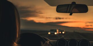 Kennenlernphase vor den Feiertagen: Beine in die Hand bei diesen Sprüchen! Frau im Auto