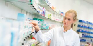 Mitten im Apothekensterben: dm plant Online-Apotheke Apothekerin