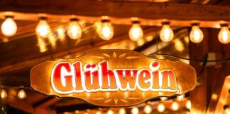 Discount-Magie: Jetzt kommen die ALDI-Weihnachtsmärkte! Glühweinschild