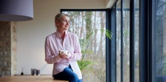 Blusen richtig stylen: So kreieren Frauen über 40 einen modernen Look Eine Bluse wirkt immer edel