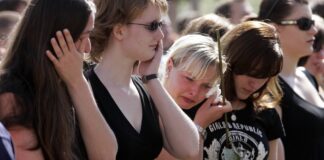Erschütternd: Überlebende Schülerin spricht über den Amoklauf an Erfurter Gymnasium Trauernde Menschen