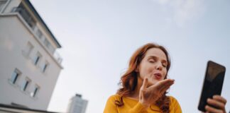 Fernbeziehung: Warum man seinen Prinzipien treu bleiben sollte Frau am Handy