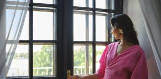 Am Wochenende solo? So machen Singlefrauen das Beste draus! Frau am Fenster