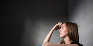 Schulden: Für den Partner gebürgt & alles verloren Frau traurig