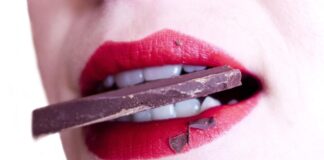 Schoko-Imitate auf dem Vormarsch: Hersteller sparen an Qualität Mund