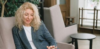 Partnersuche neu denken: 3 Dating-Coaches über ihr professionelles Know-How Frau mit Tablet