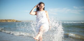 Neue Energie im Alltag – Tipps von Expertinnen Frau im Meer