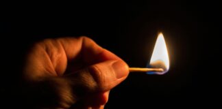 Stromausfall meistern: Diese Dinge gehören ins Haus! Flamme