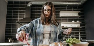 Schöner wohnen: Wenn offene Räume auf Teenie-Hunger treffen Teenager in Küche