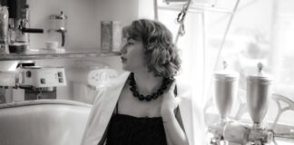 So merken Sie, dass er die Kennenlernphase beenden will Frau im Abendkleid