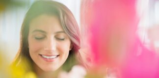 Geschützt: So wirkt Atemcoaching – erklärt von 4 Expertinnen Frau lächelt entspannt