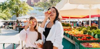 Frauenwissen Darm – Expertinnen über die innere Intelligenz Mutter und Tochter auf dem Markt