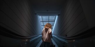 23 Jahre, pflegebedürftig: Warum eine junge Frau im Seniorenheim lebt Frau auf Rolltreppe