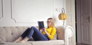 Alleine leben: Warum ich plötzlich 2 Bücher in 2 Tagen lese (und nichts vermisse) Frau liest auf dem Sofa ein Buch - eine Beschäftigung beim Alleine leben