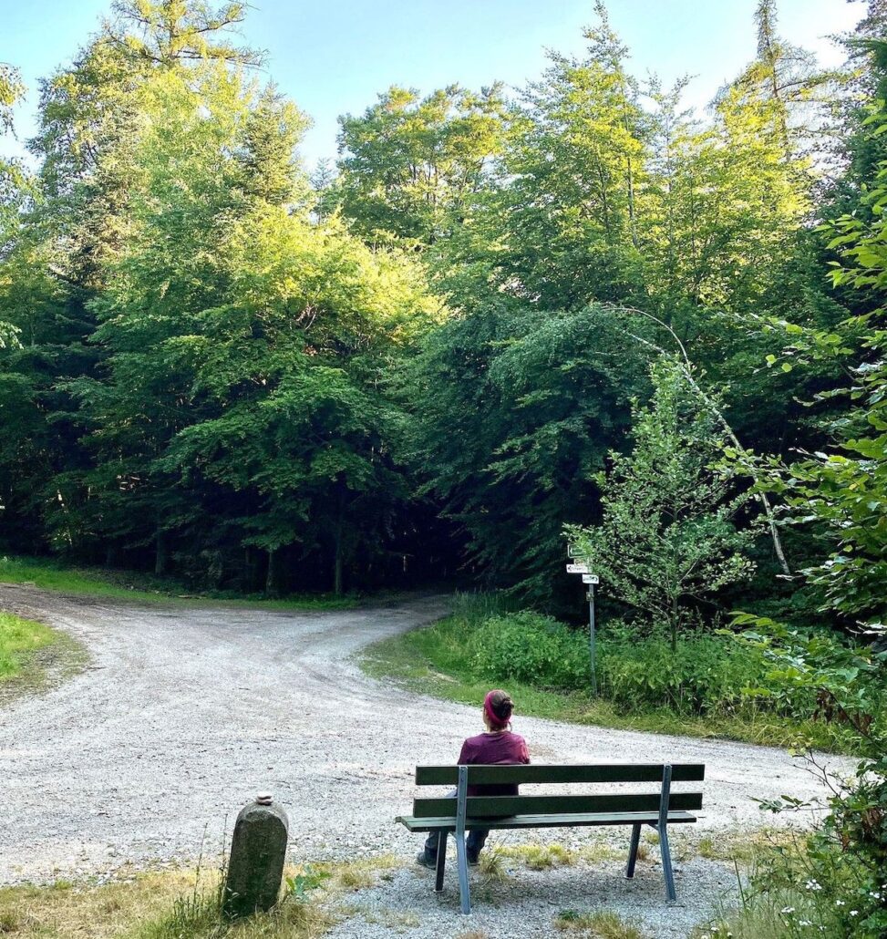 Coaching in der Natur - Frau auf einer Bank