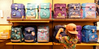 Beratungsgebühr für Schulranzen: Eine Ladeninhaberin greift durch Kind im Schulranzen Laden