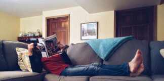 Wohnungsmarkt und Trennung: So meistern Ex-Paare den Miet-Irrsinn Mann liegt auf Sofa