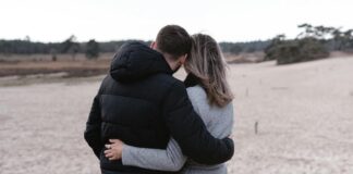 Anzeichen, dass er lügt: So erkennen Sie Unehrlichkeit in Kennenlernphase & Beziehung Paar