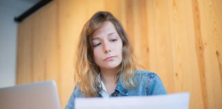 Bewerbung ohne Antwort: Eine Realität, die viele betrifft Bewerbung ohne Antwort? Frau schaut skeptisch