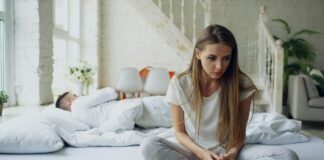 Warum fällt eine Trennung so schwer? Ein Gastbeitrag von Heike Klopsch Frau sitzt traurig auf Bett