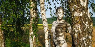 Wie beeinflusst Fettabsaugung das Selbstbewusstsein? Frau mit Bodypainting