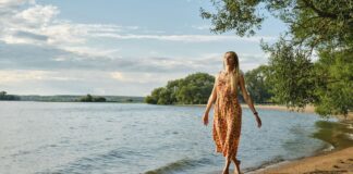 Weibliche Hormone: Selbstbestimmt, statt ausgeliefert – 4 Expertinnen zeigen Wege Frau am See Thema weibliche Hormone