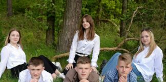 Kinder lehnen Partner ab: Was tun, wenn das in der Patchworkfamilie passiert? Kinder lehnen Partner ab - Patchworkfamilie Symbolbild